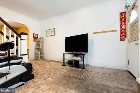 Living - 505 E 35th St, Baltimore, MD 21218 photo 2 of 3