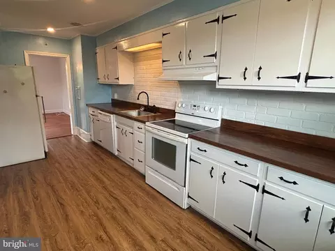 Kitchen - 5913 Wakehurst Way, Baltimore, MD 21239 photo 2 of 3