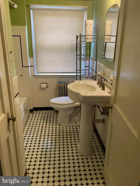 Bath - 918 Argonne Dr, Baltimore, MD 21218 photo 1 of 2
