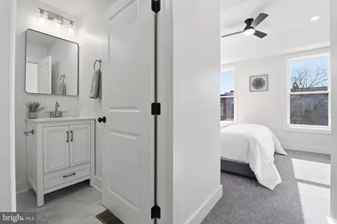 Entry Way - 1742 E Oliver St, Baltimore, MD 21213 photo 6 of 8