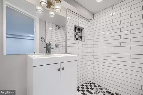 Bath - 3953 Wilsby Ave, Baltimore, MD 21218 photo 4 of 5