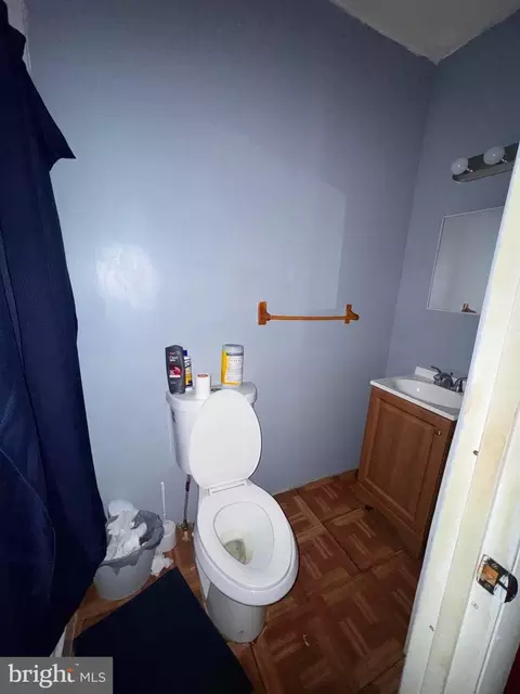 Bath - 2728 Pelham Ave, Baltimore, MD 21213 photo 1 of 2