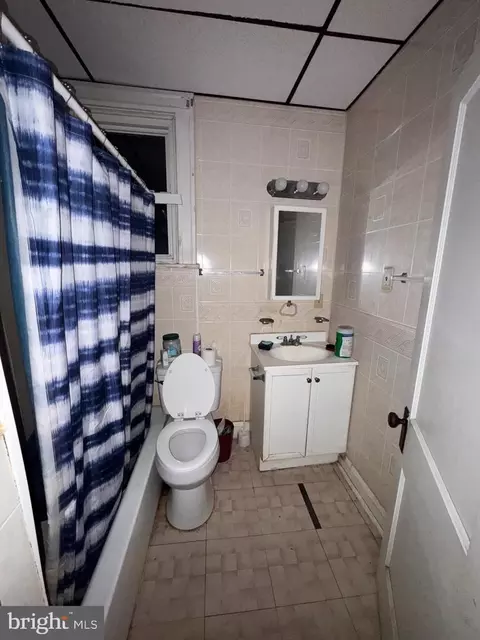 Bath - 2728 Pelham Ave, Baltimore, MD 21213 photo 2 of 2