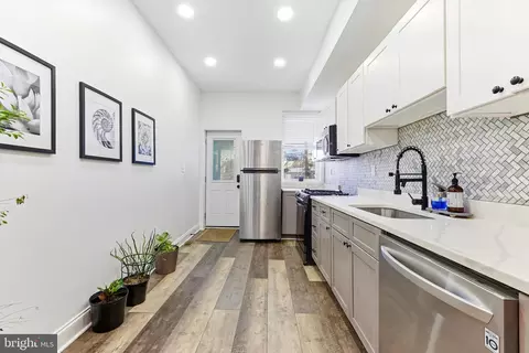 Entry Way - 737 Dolphin St, Baltimore, MD 21217 photo 6 of 17