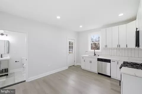 Entry Way - 5909 Marluth Ave, Baltimore, MD 21206 photo 4 of 10