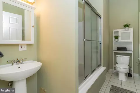 Bath - 2937 Dillon St, Baltimore, MD 21224 photo 3 of 6