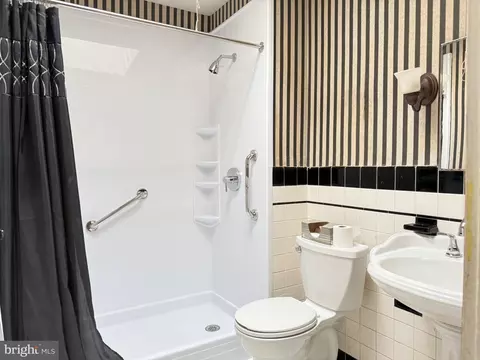 Bath - 5135 Pembridge Ave, Baltimore, MD 21215 photo 2 of 2