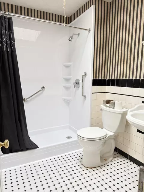 Bath - 5135 Pembridge Ave, Baltimore, MD 21215 photo 1 of 2