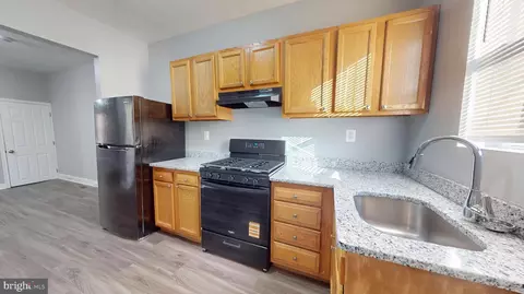 Entry Way - 2615 E Chase St, Baltimore, MD 21213 photo 5 of 10