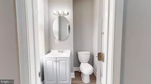 Entry Way - 2615 E Chase St, Baltimore, MD 21213 photo 3 of 10