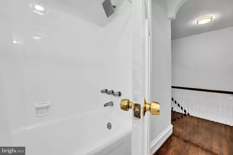 Bath - 2219 Chesterfield Ave, Baltimore, MD 21213 photo 3 of 4