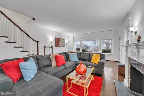 Living - 2219 Chesterfield Ave, Baltimore, MD 21213 photo 6 of 6