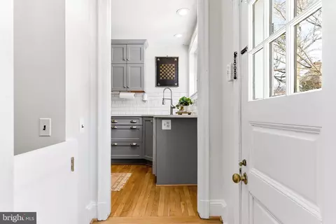 Entry Way - 107 Upnor Rd, Baltimore, MD 21212 photo 6 of 20