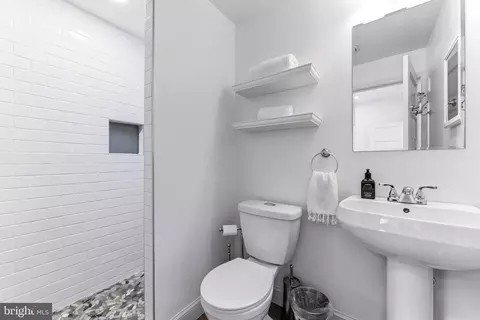 Bath - 107 Upnor Rd, Baltimore, MD 21212 photo 1 of 12