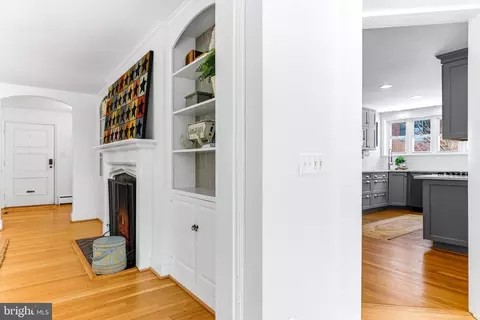 Entry Way - 107 Upnor Rd, Baltimore, MD 21212 photo 8 of 20