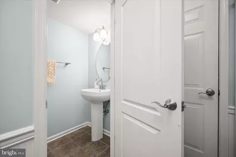 Entry Way - 1906 E Fort Ave, Baltimore, MD 21230 photo 4 of 13