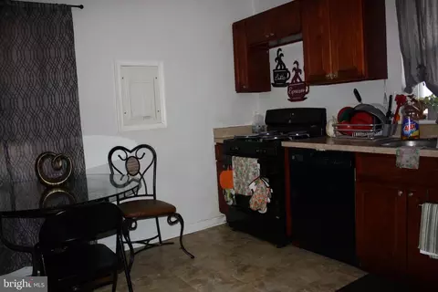 Entry Way - 700 Cumberland St, Baltimore, MD 21217 photo 5 of 11