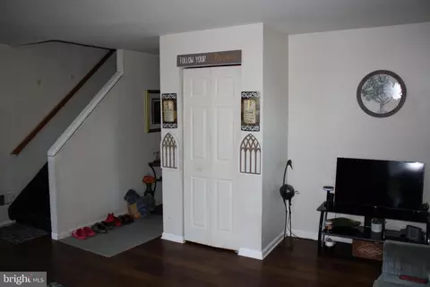 Entry Way - 700 Cumberland St, Baltimore, MD 21217 photo 2 of 11