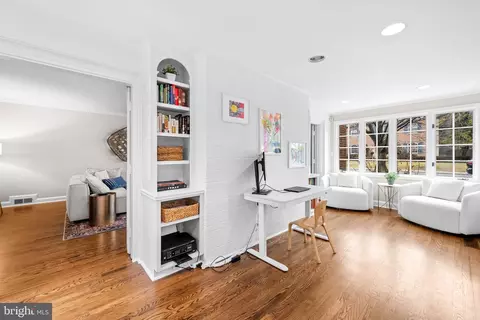 Entry Way - 103 Saint Dunstans Rd, Baltimore, MD 21212 photo 3 of 7