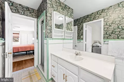 Bath - 103 Saint Dunstans Rd, Baltimore, MD 21212 photo 3 of 5