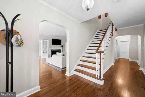 Entry Way - 103 Saint Dunstans Rd, Baltimore, MD 21212 photo 2 of 7