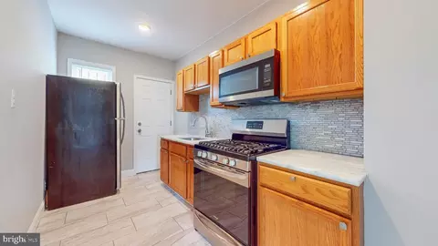 Entry Way - 812 Mccabe Ave, Baltimore, MD 21212 photo 5 of 10