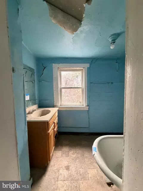 Bath - 1613 Lemmon St, Baltimore, MD 21223 photo 2 of 2