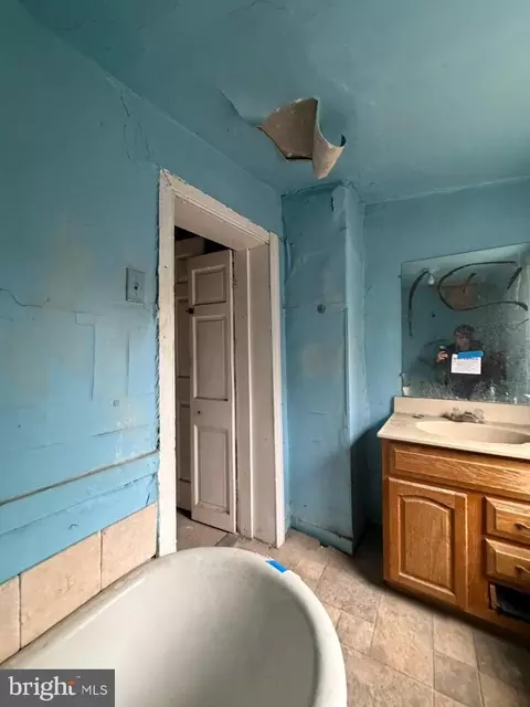 Bath - 1613 Lemmon St, Baltimore, MD 21223 photo 1 of 2