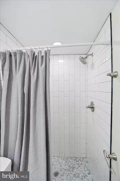 Bath - 1432 Walker Ave, Baltimore, MD 21239 photo 1 of 4