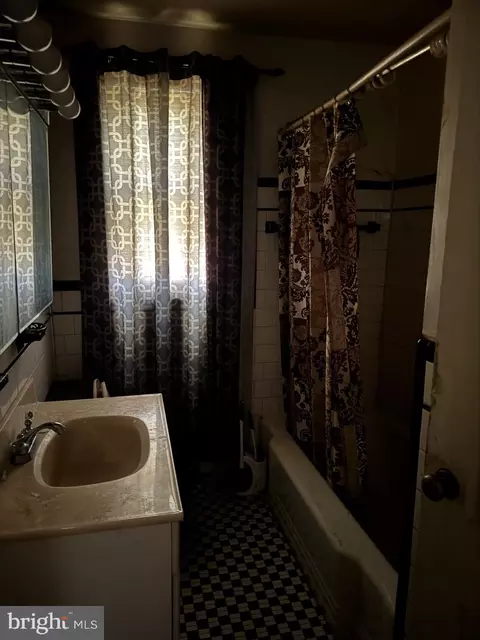 Bath - 3741 Boarman Ave, Baltimore, MD 21215 photo 1 of 2