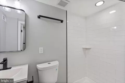 Bath - 402 Croydon Rd, Baltimore, MD 21212 photo 4 of 5