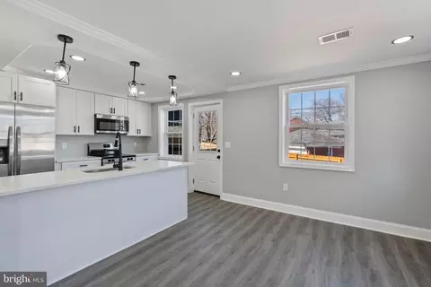 Entry Way - 402 Croydon Rd, Baltimore, MD 21212 photo 2 of 4