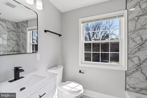 Bath - 402 Croydon Rd, Baltimore, MD 21212 photo 1 of 5