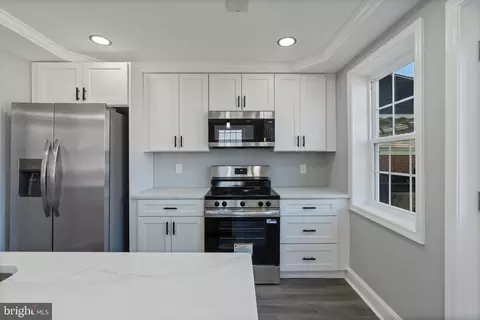 Entry Way - 402 Croydon Rd, Baltimore, MD 21212 photo 3 of 4