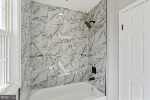 Bath - 402 Croydon Rd, Baltimore, MD 21212 photo 2 of 5