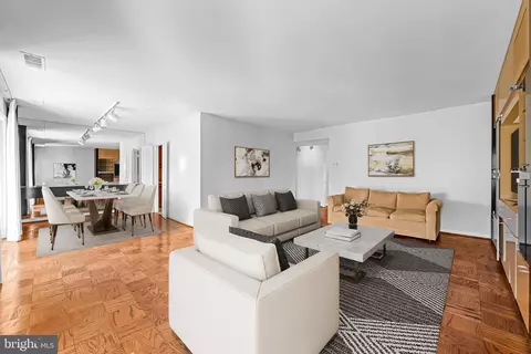 Living - 4 Cross Keys Rd #4E, Baltimore, MD 21210 photo 1 of 3