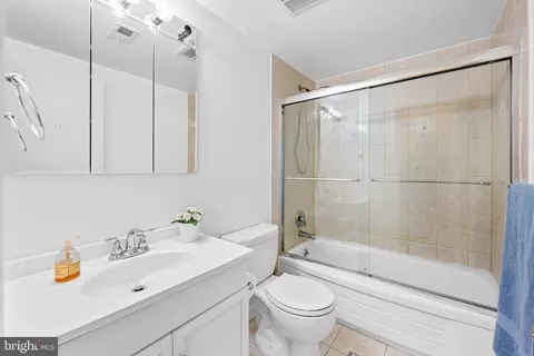 Bath - 4 Cross Keys Rd #4E, Baltimore, MD 21210 photo 1 of 1