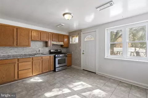 Entry Way - 4345 Roberton Ave, Baltimore, MD 21206 photo 2 of 3