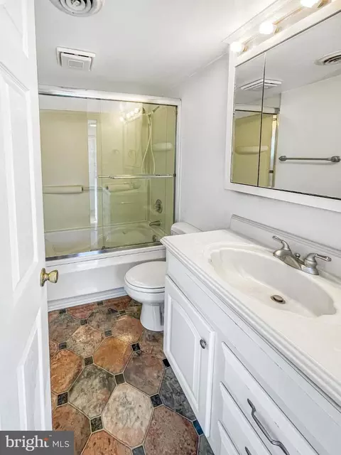 Bath - 1436 Light St, Baltimore, MD 21230 photo 3 of 3