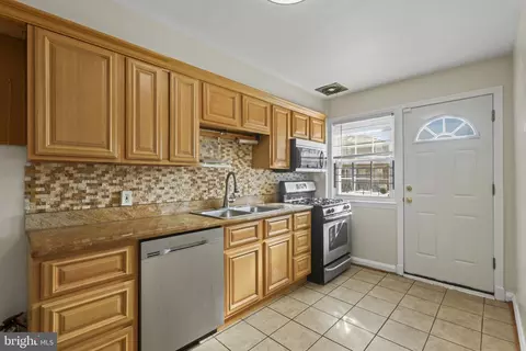 Entry Way - 1509 Upshire Rd, Baltimore, MD 21218 photo 3 of 4