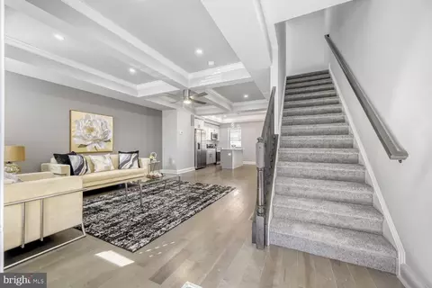 Entry Way - 726 N Grantley St, Baltimore, MD 21229 photo 2 of 4