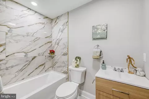 Bath - 726 N Grantley St, Baltimore, MD 21229 photo 1 of 2