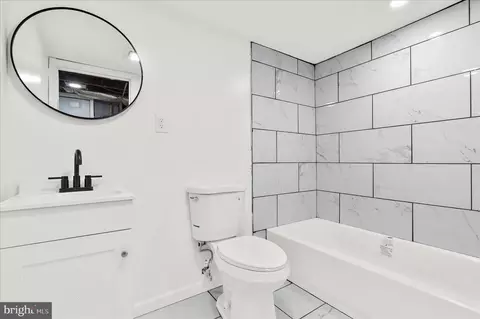 Bath - 814 Jack St, Baltimore, MD 21225 photo 2 of 2