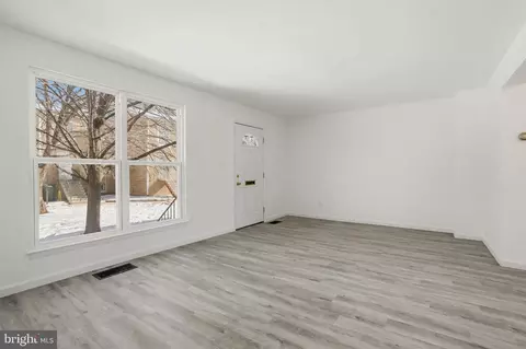 Living - 804 Arnold Ct, Baltimore, MD 21205 photo 2 of 2
