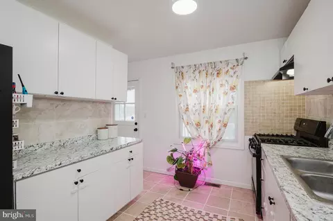Entry Way - 5709 Anthony Ave, Baltimore, MD 21206 photo 5 of 10