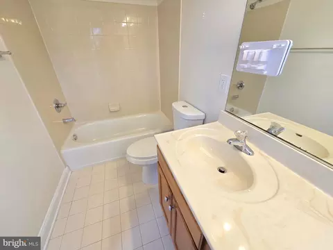 Bath - 876 Ryan St, Baltimore, MD 21230 photo 3 of 6