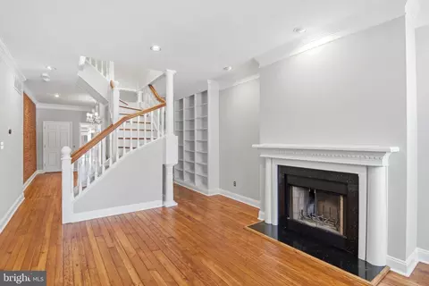 Living - 409 Warren Ave, Baltimore, MD 21230 photo 3 of 8