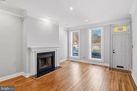 Living - 409 Warren Ave, Baltimore, MD 21230 photo 4 of 8