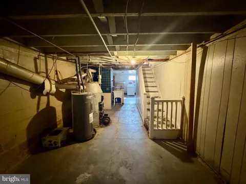 Entry Way - 2811 E Biddle St, Baltimore, MD 21213 photo 4 of 5
