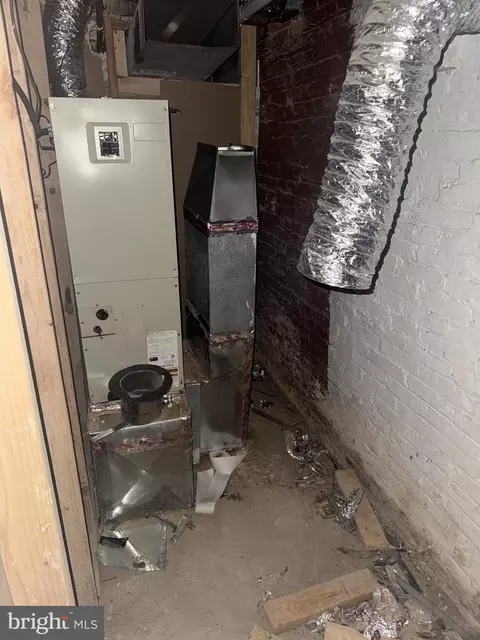 Entry Way - 2510 E Preston St, Baltimore, MD 21213 photo 5 of 8